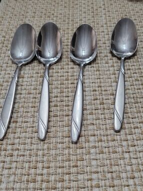 Oneida Risotto Silver Plated Soup Spoons - Set of 4